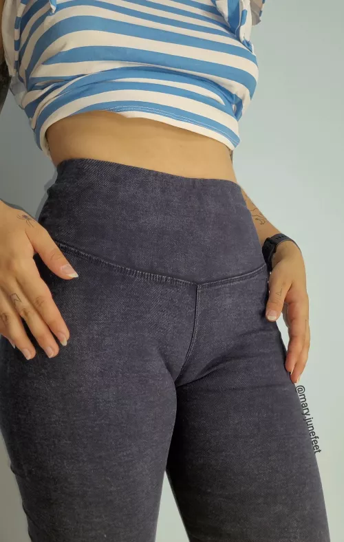 Nice shot of my jeans-leggings, have a good monday!