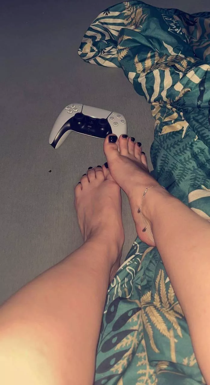 Quickly get up and sit next to my feet! 🖤🥹