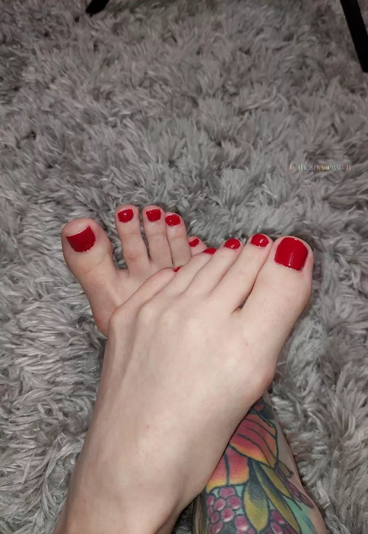 Red nails look pretty with my tattoo don't they. 🍒🍬