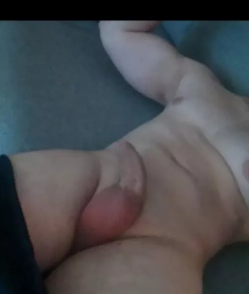 someone wanne help me😏😉 bored on couch