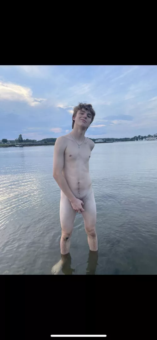 Who wants to see me take my hand away