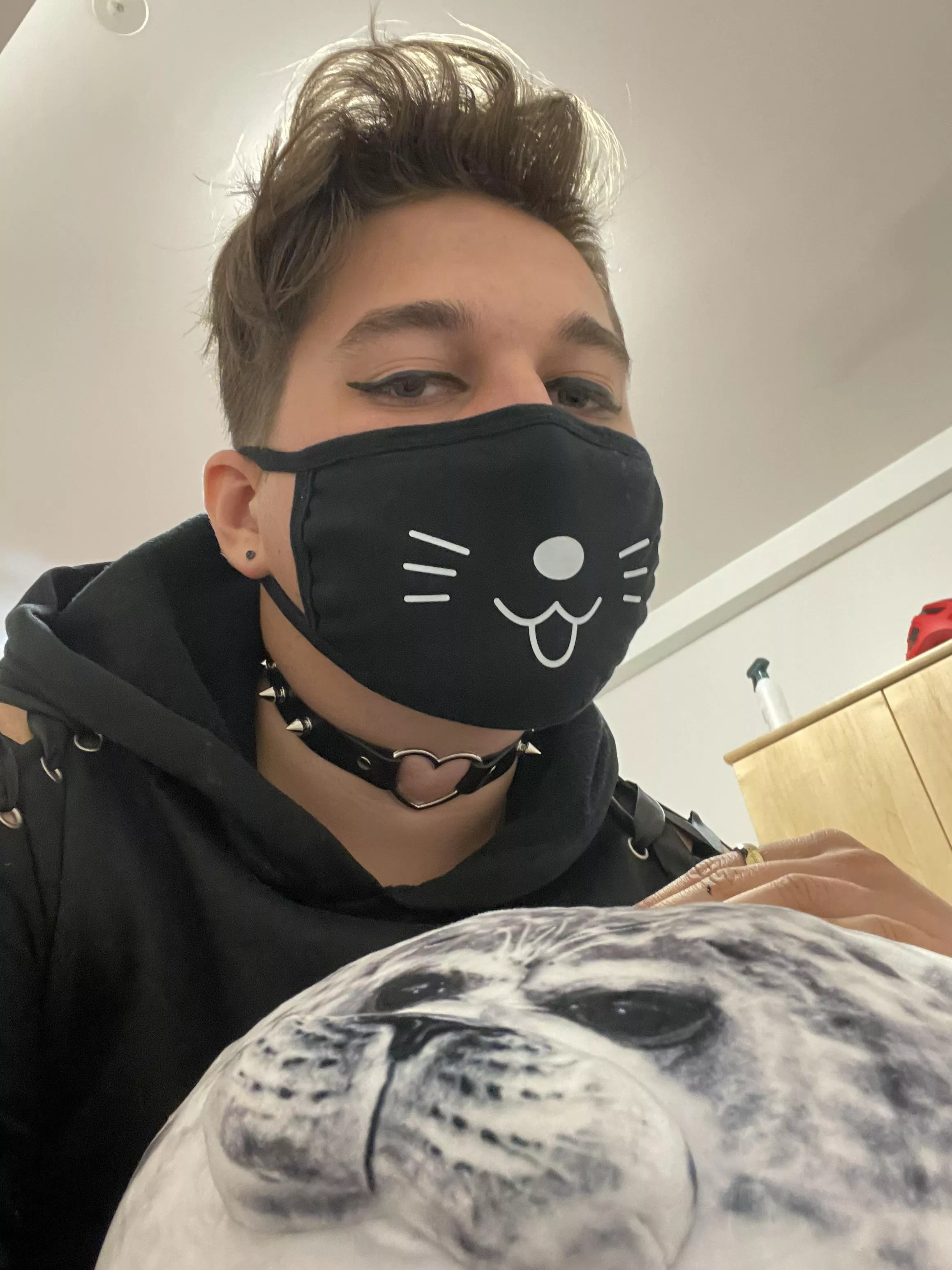 Would you hug my plush seal with me❤️