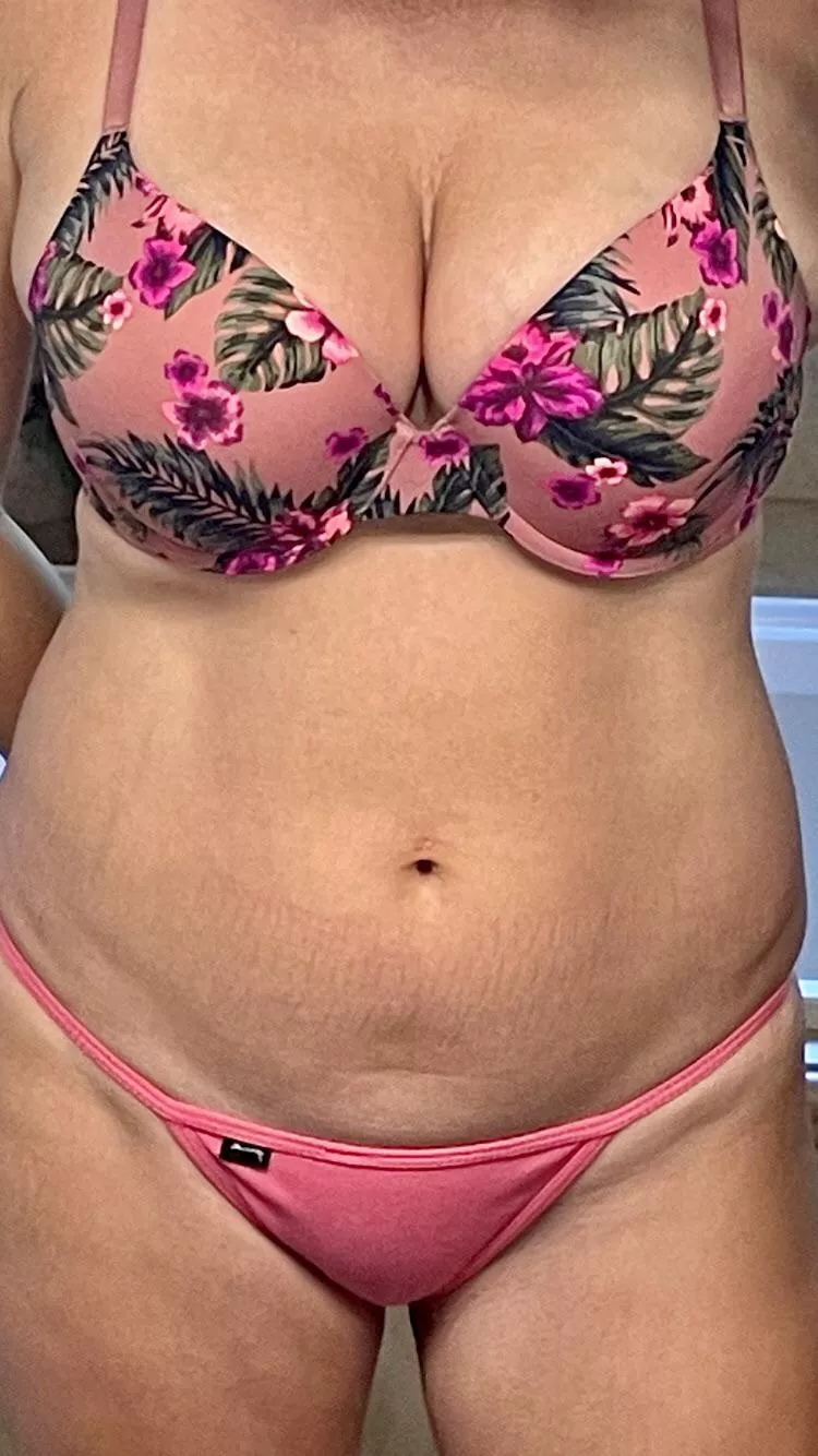 9/20/22: VS tropical pink floral w/ bubblegum string (NSFW)