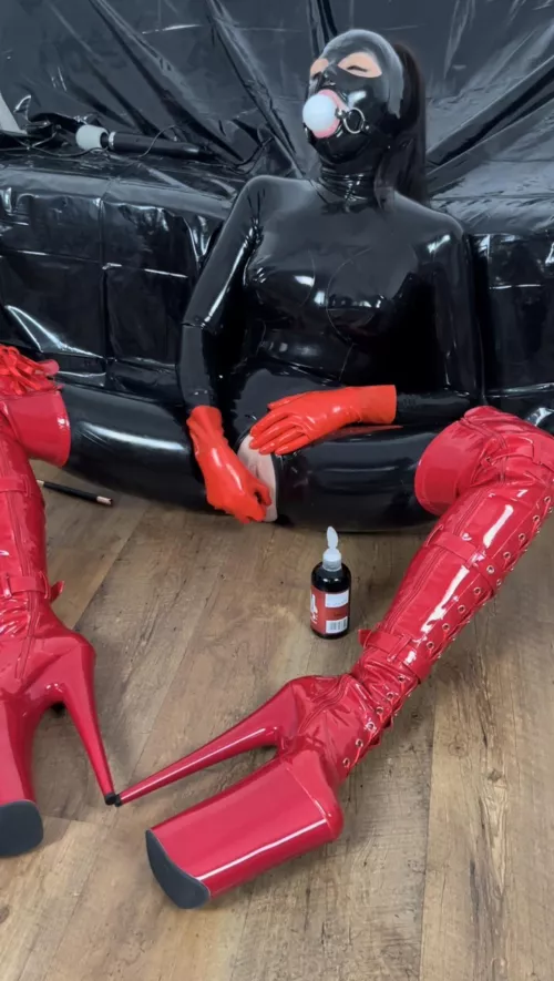 Big boots, big glass dildo and wrap me in latex!! This Rubberdoll will be happy for hours Xx