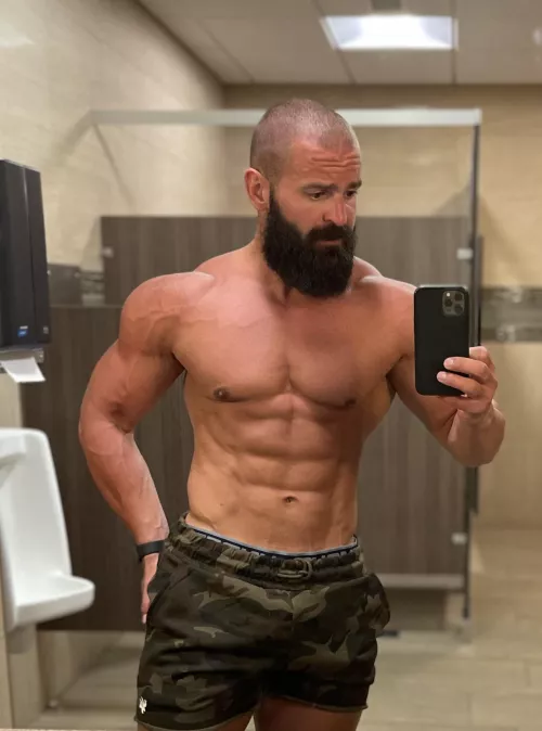 Craving a pair of tits to cum all over. Any volunteers?😈