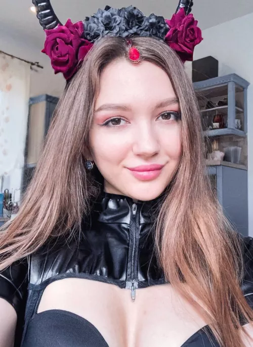 [domme] Why aren't you on knees to your goddess?