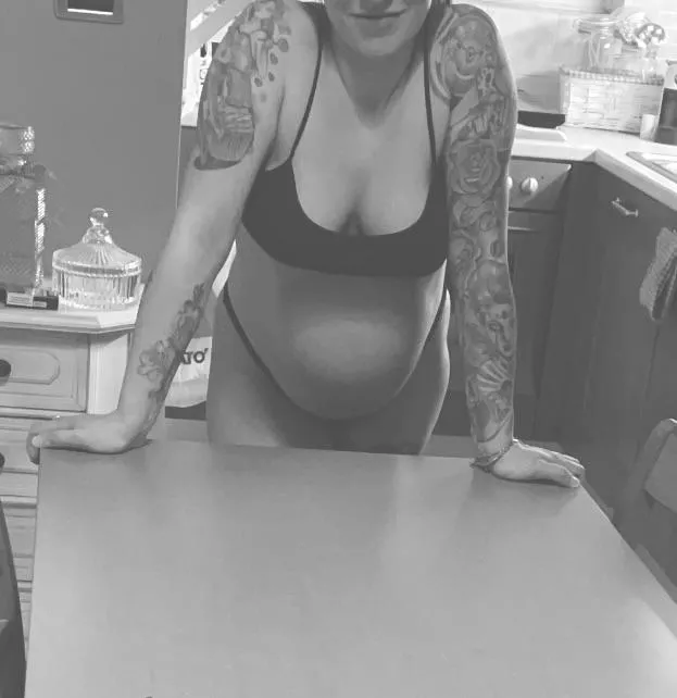 here is another picture of me when i was pregnant..🍒🫦