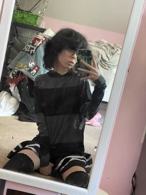 I love sitting like this when wearing skirts ~3~ ♥️