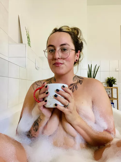 It’s getting cold af here which means coffee will be consumed in a hot bath daily☺️