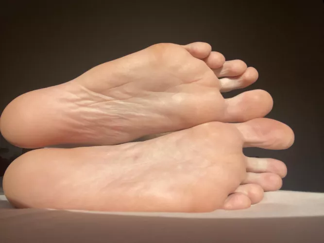 Lying down taking a nap, wake me up by licking my soles 👅