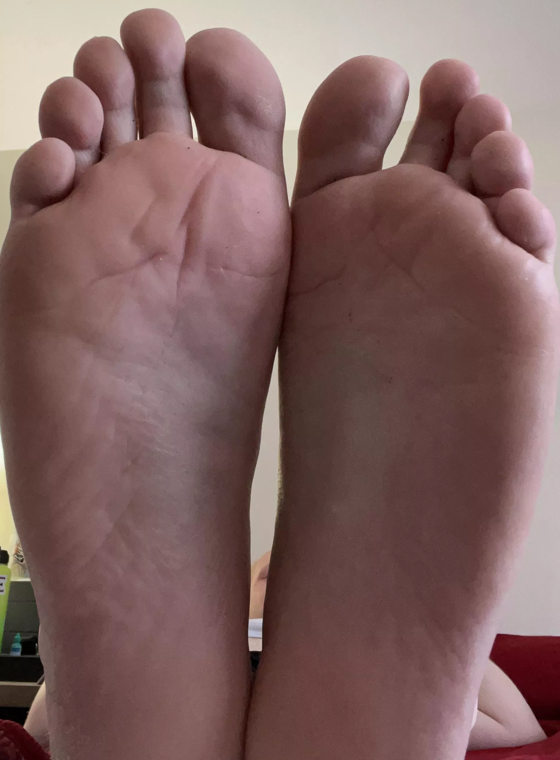 Monday evening relaxation. Who wants to worship? 😉🦶