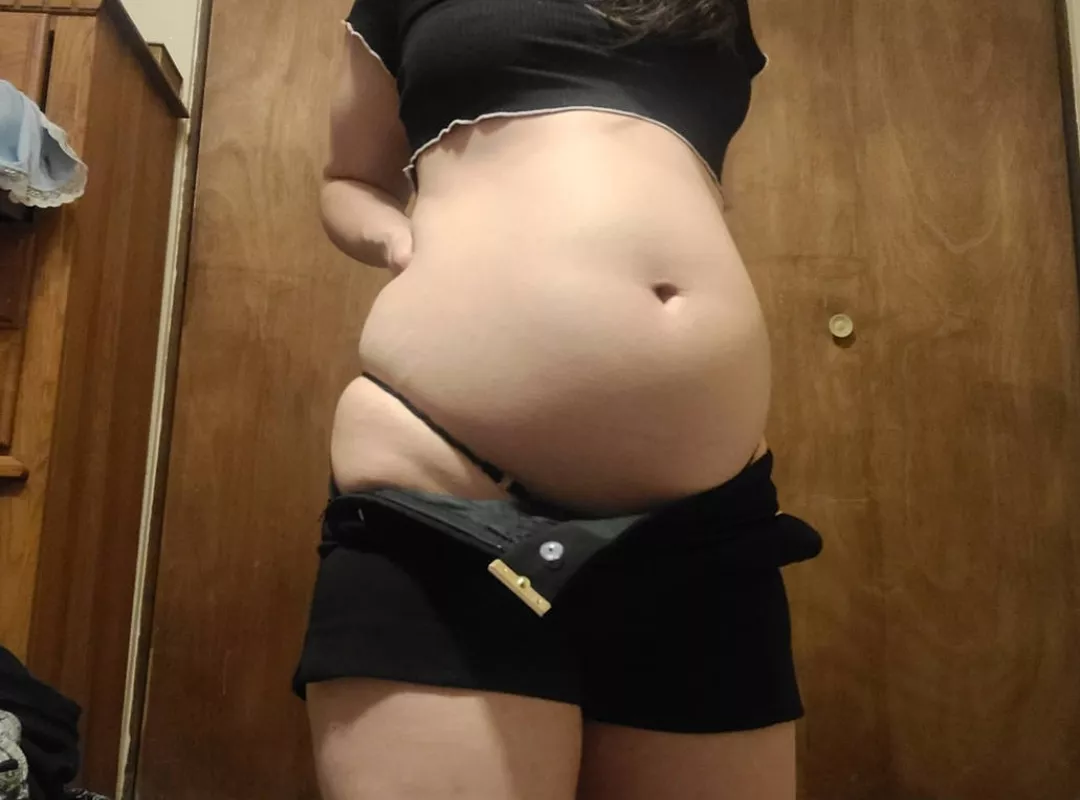 My skirts telling me I've eaten enough but I still have room...🐷