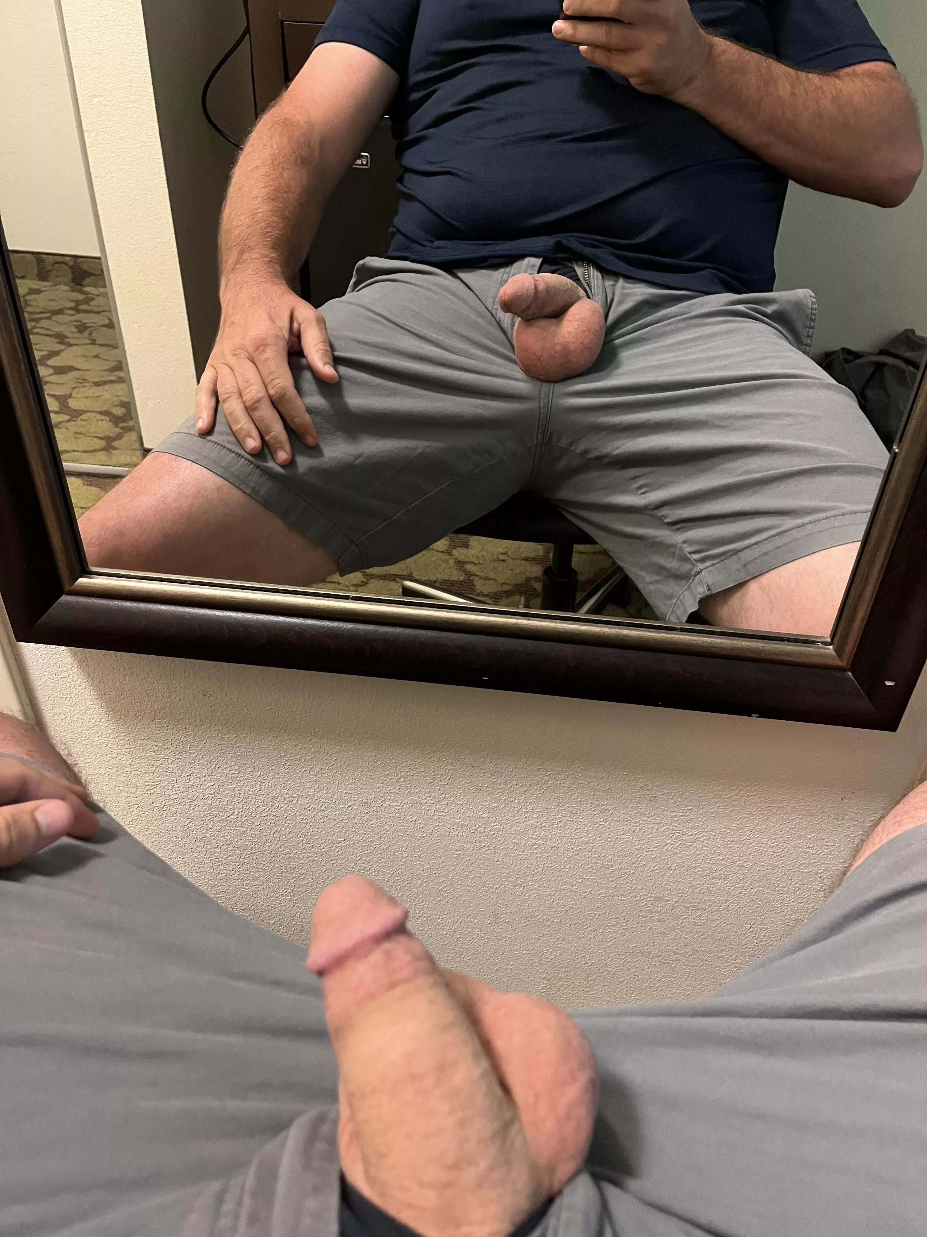 No joy at the hotel bar… Maybe I will give this mirror some entertainment instead [40][m]