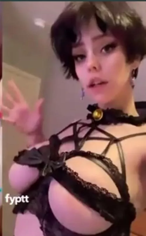 quality a bit shite, but anybody know this is?