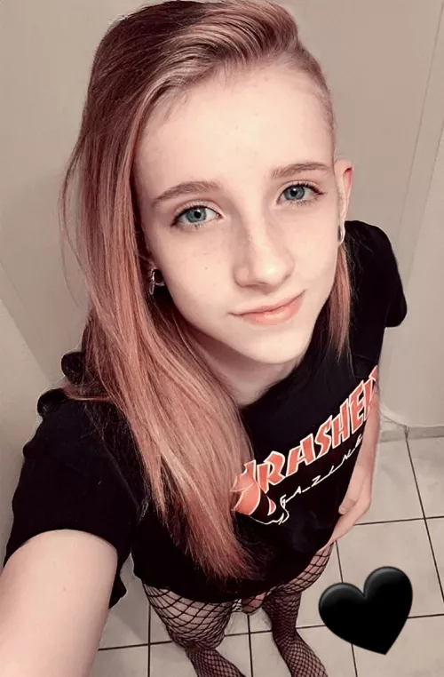 T shirt and fishnet tights okei? 🖤🤔