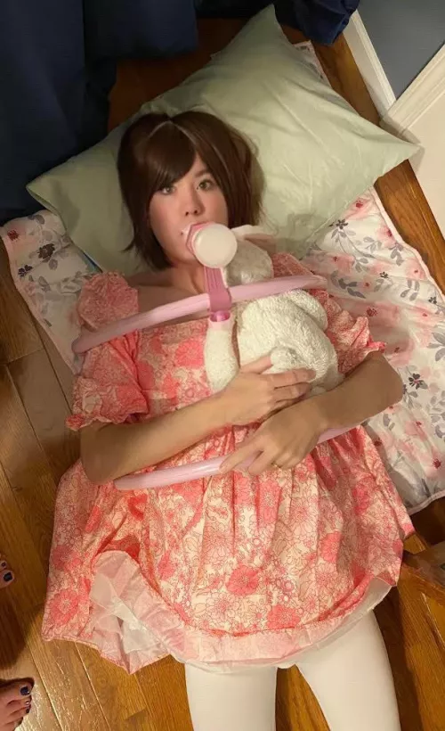 When mommy is super busy but baby wants her baba, mommy uses this cool bottle holder until I can take a break and feed her properly. If you look hard, you can see my foot in the frame!☺️❤️