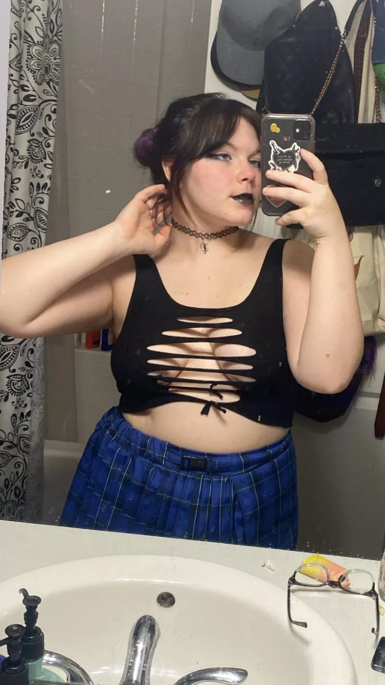 19 year old slut is waiting for you to cum play ;) my link is below baby