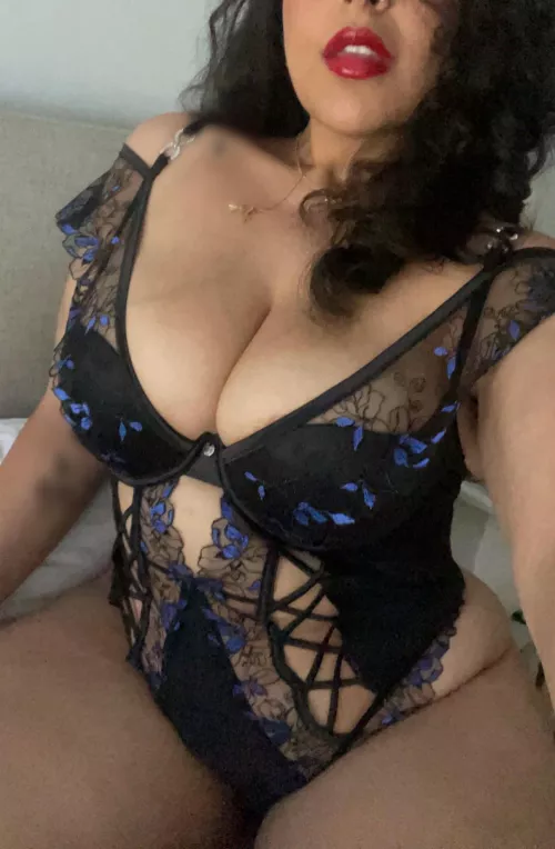 Another study day, another study outfit 😇 I find a glossy red lip always motivates me?