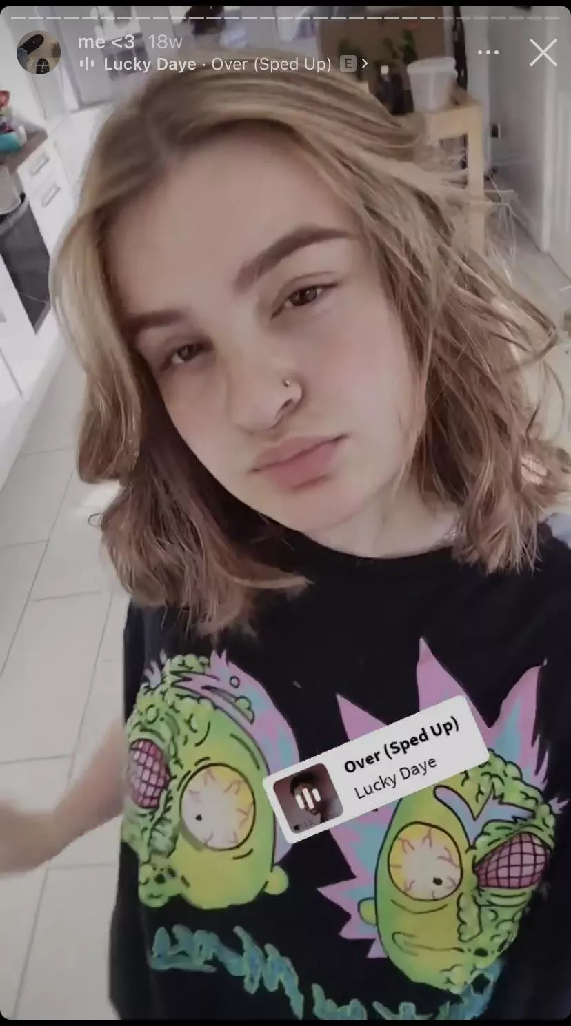 Dm if you can jerk to her live on cam on a second screen