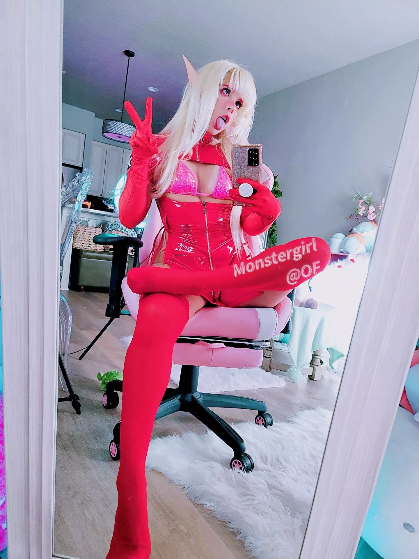 Good morning from Monstergirl, just a normal elf doing elf things ;3