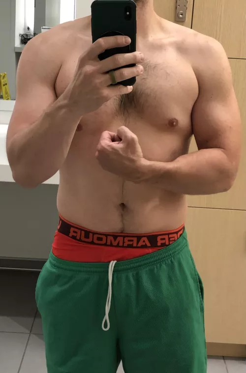 Hit the big 40 this year and fighting off the dad bod. DM me your thoughts whether I’m succeeding lol. [40]