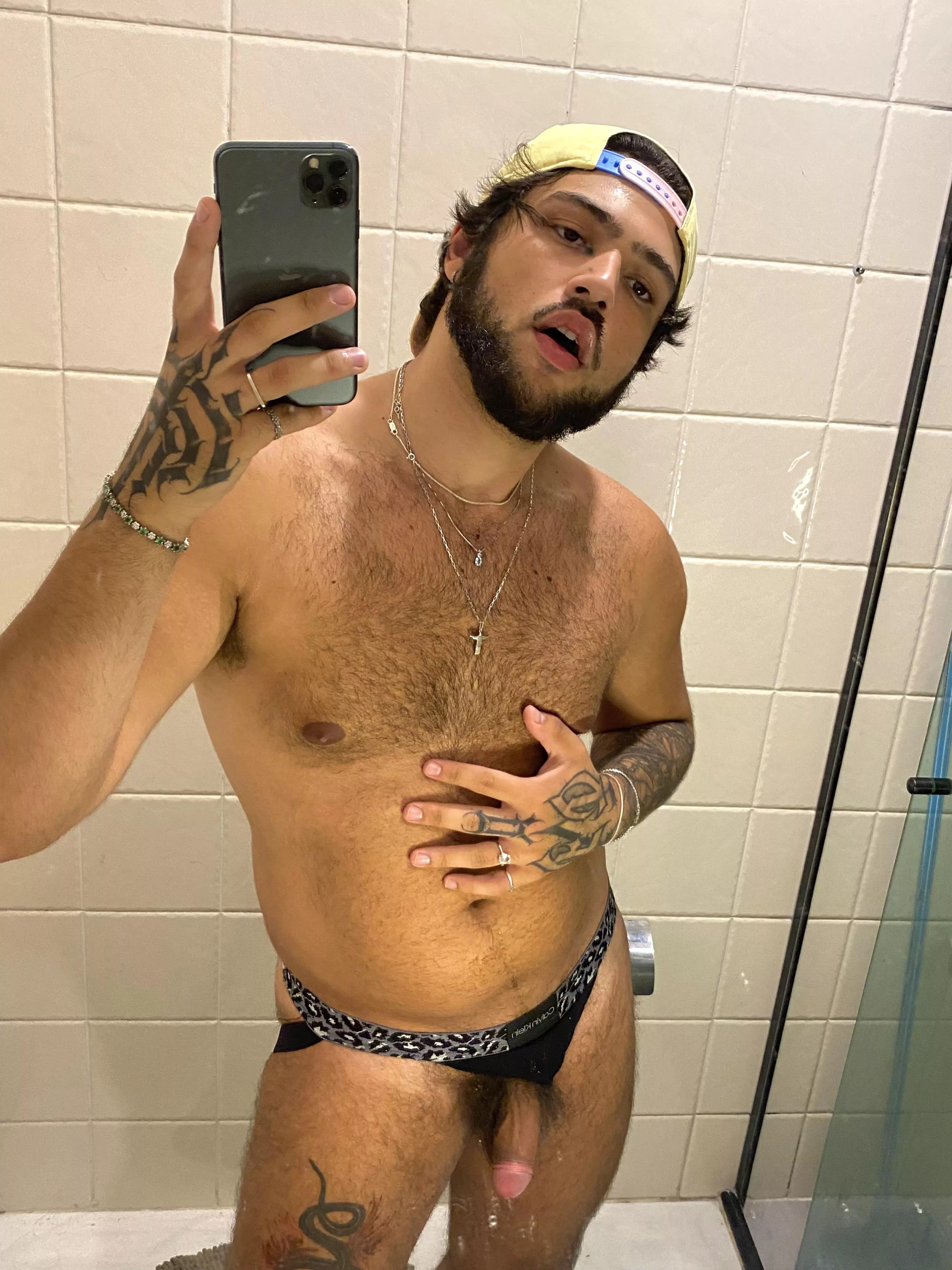 I want dick and ass someone give me please 😫😫