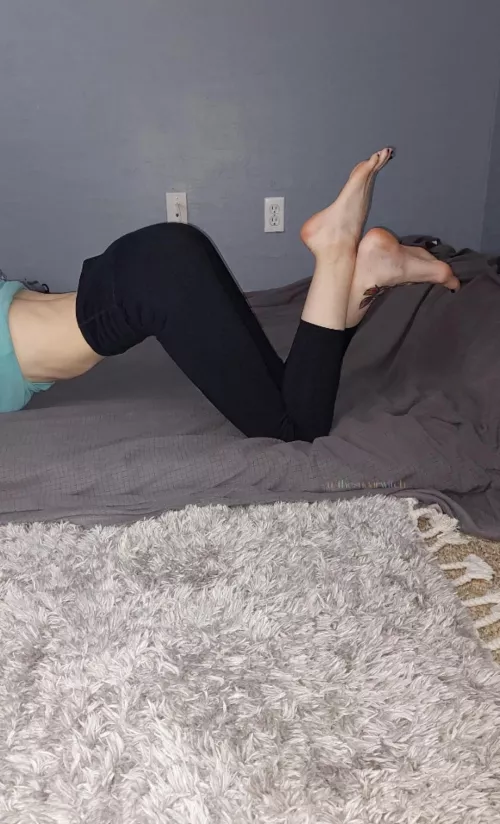 Leggings, but barefoot. 🎀🍬