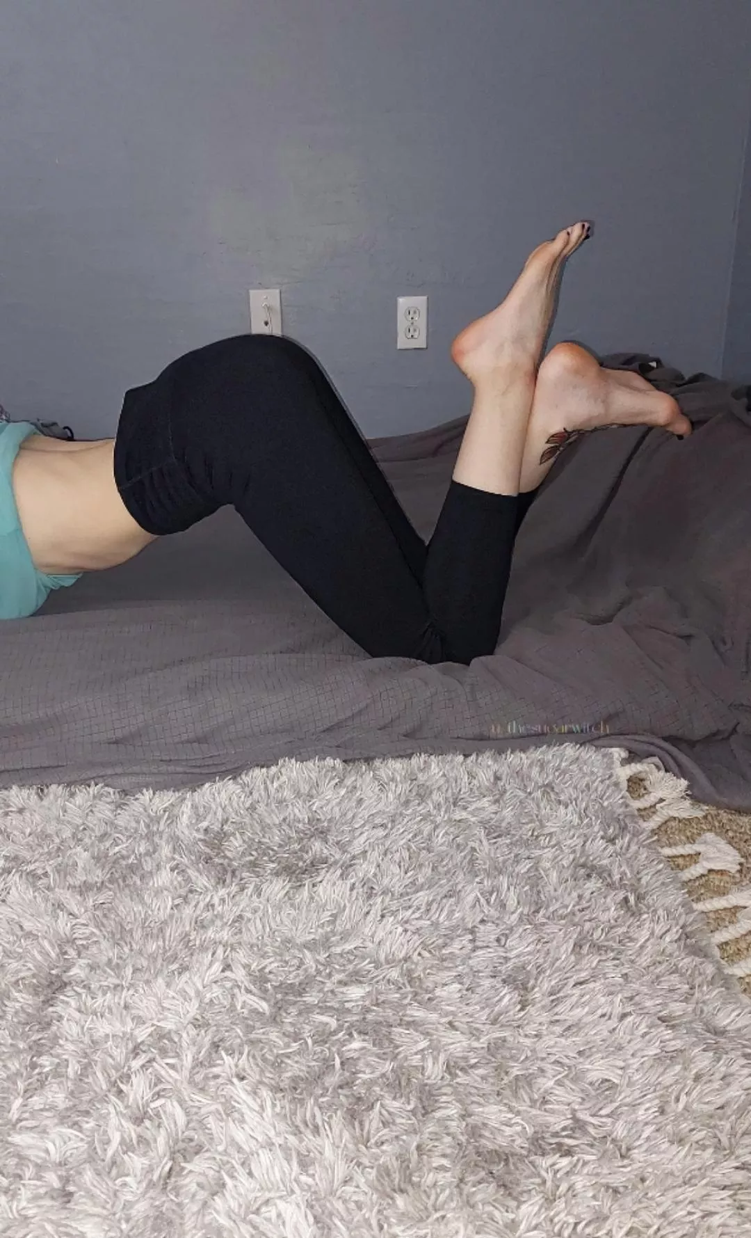 Leggings, but barefoot. 🎀🍬