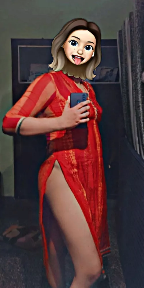 Mom's kurta without salwaar looks good on me 😋. What do you say?