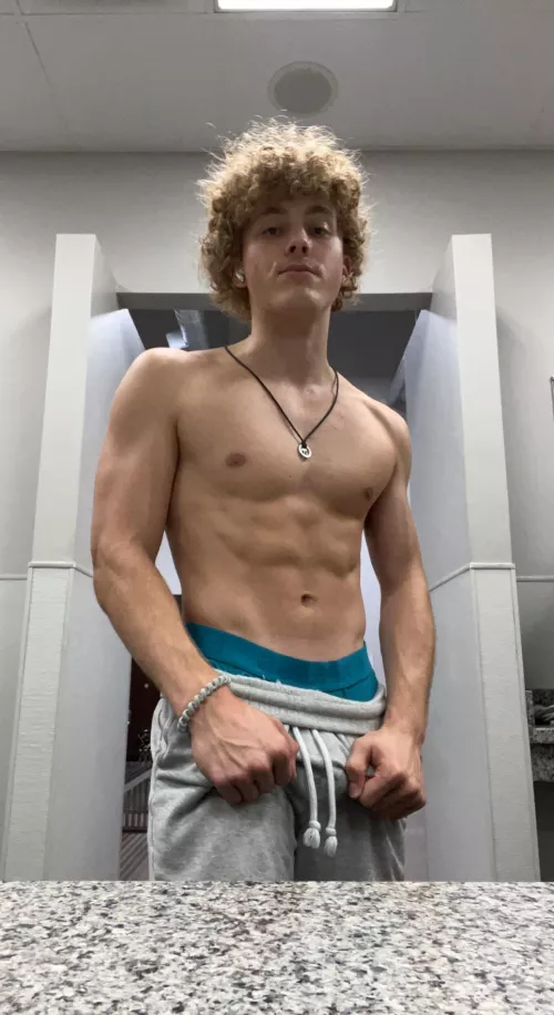 Need a sub to worship my sweaty body 😈🤝