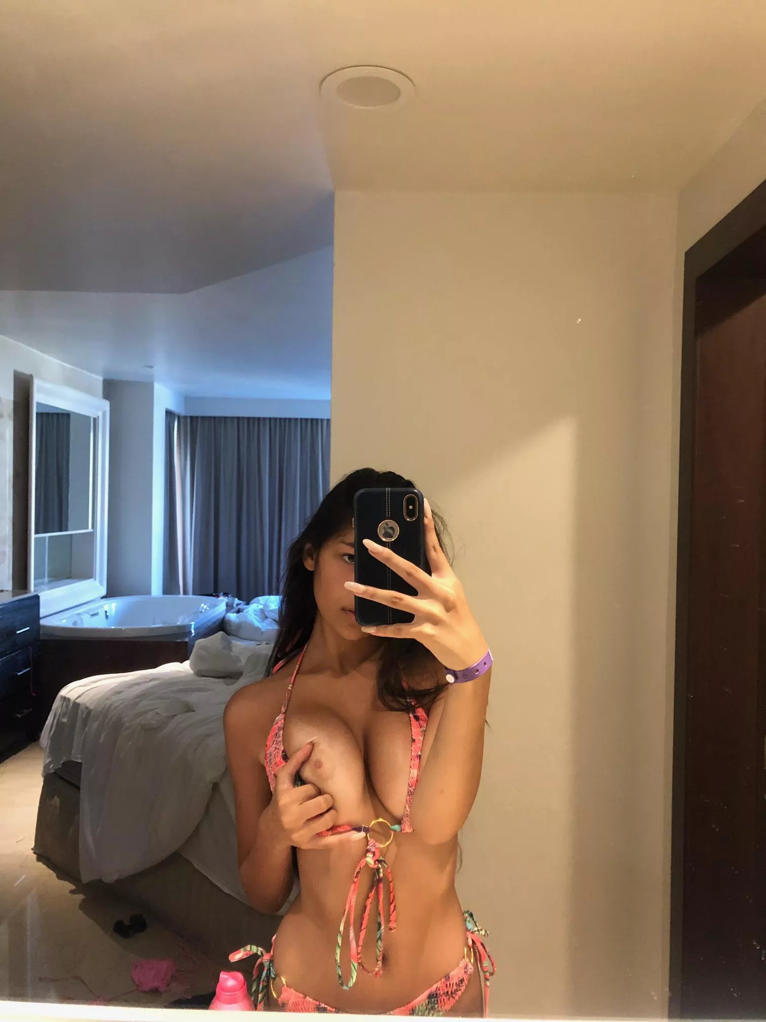 on holiday and the sun makes me so horny 😈