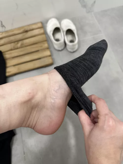 Taking off my sweaty socks after the gym is always the best feeling💦😉