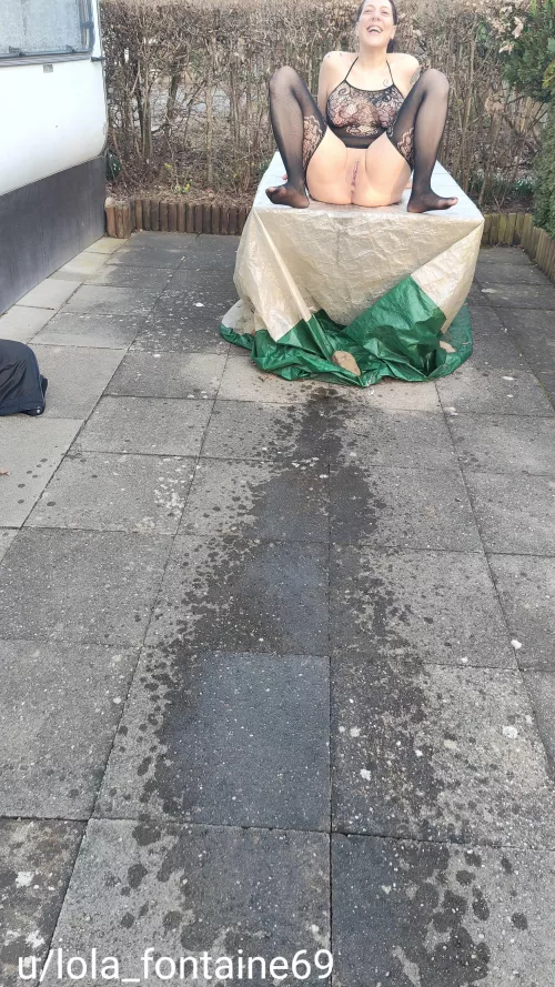 That one went quite far😋⛲ Outdoor squirting is so much fun 😈