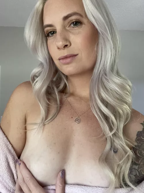 You know the drill, sub with me if you think I’m hot. 😘