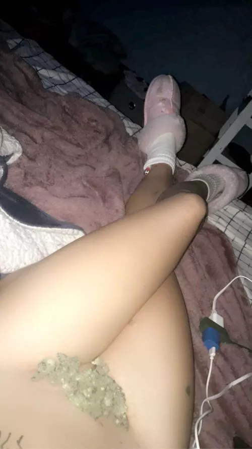 19f I sat here like this on front of my boss as I trimmed her weed plants🥵🖤💋 I think she’s enjoyed the view🤞