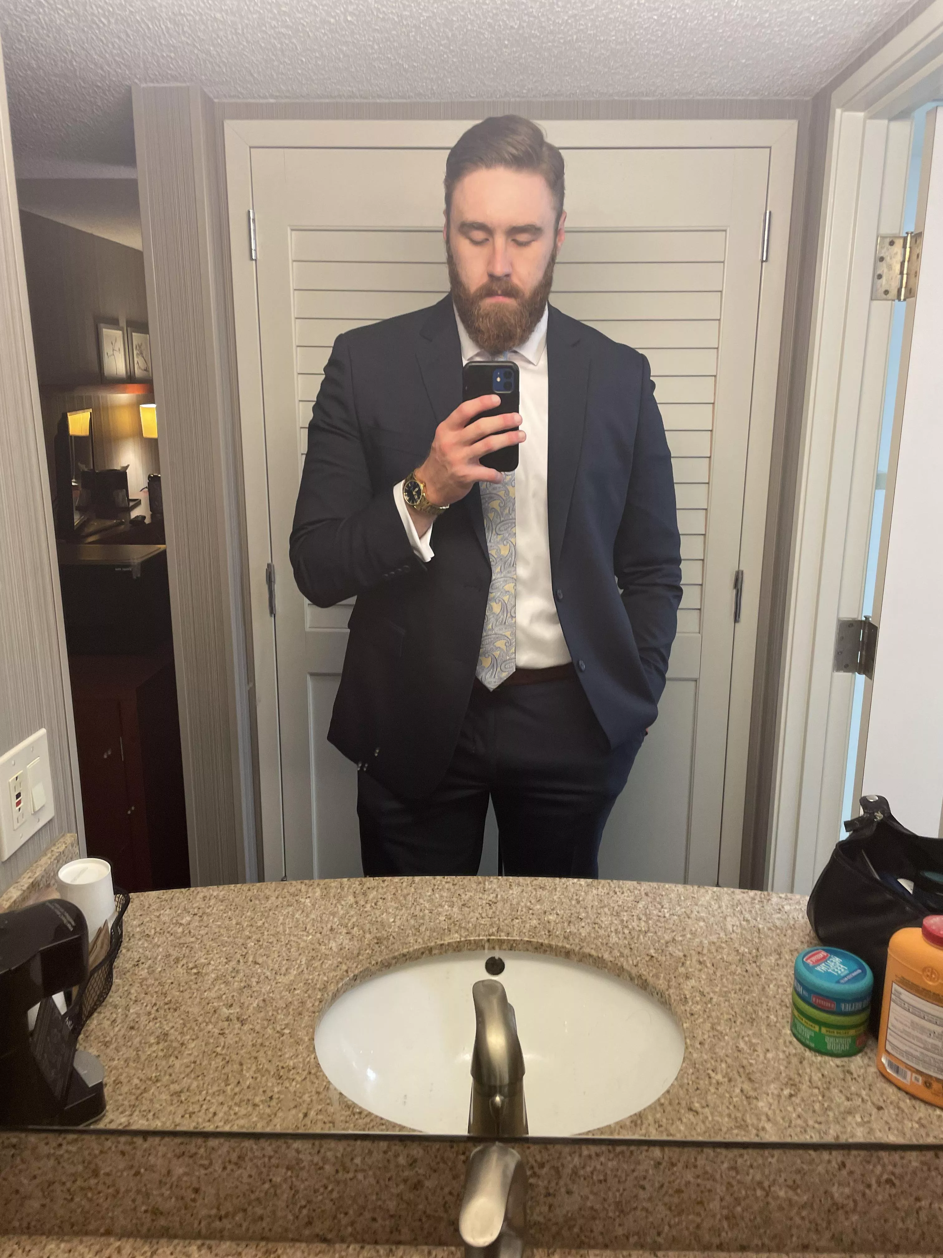 28, just came out as bi, and slowly becoming more myself. Say hi and let’s chat.