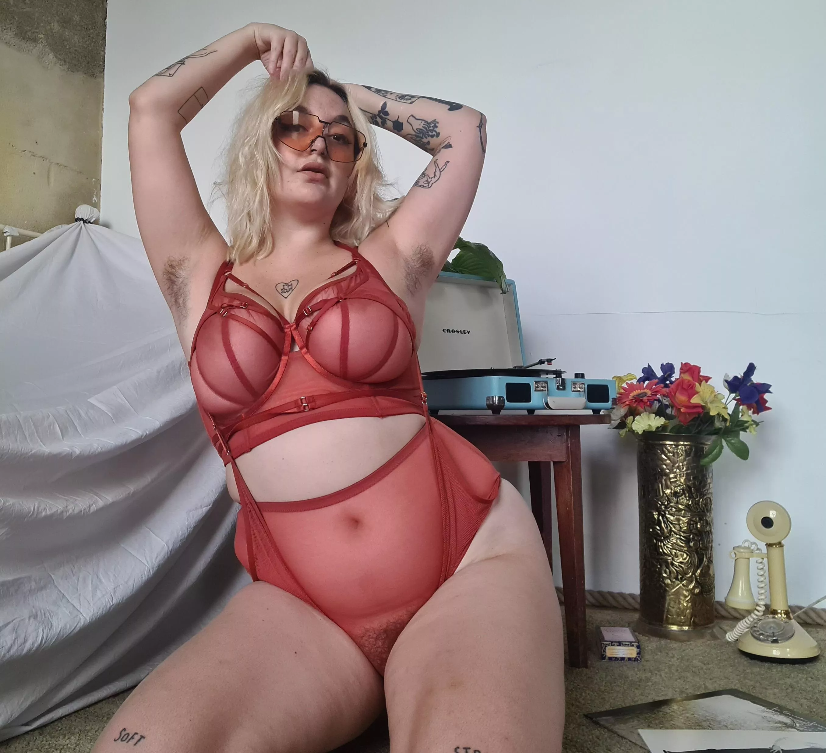 Arms in the air if you love hairy, curvy babes!