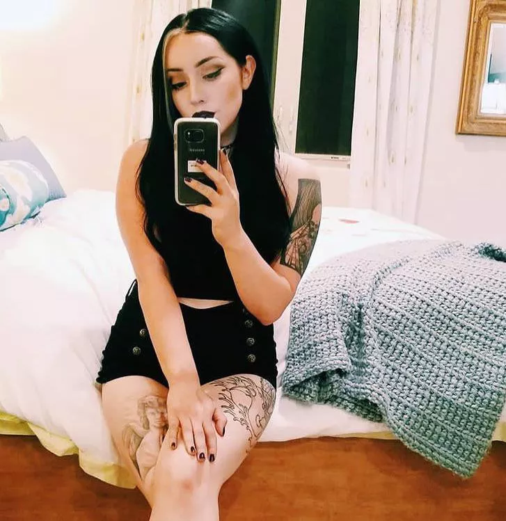 Arrow up and PM if you willing to explore the slutty lifestyle with me 👻🍨