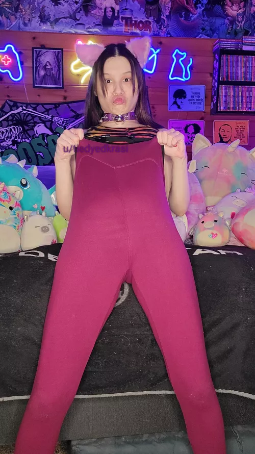 don't mind me being a weirdo, I swear collars make me feel sexy af enough to be me