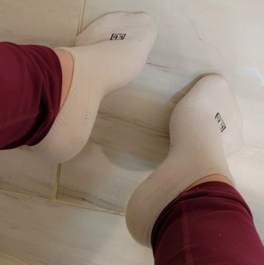 fan of white socks? or colorful socks?? 🤔☺️