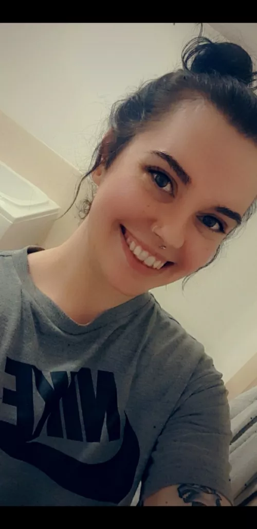 looking for videos leading to a tribute of my 29yr old girl. Clothed to start with. DM me if you have a second screen and wanna have some honest fun 😁