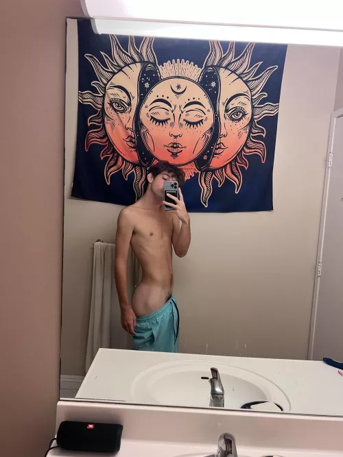 Take a peek 🍑🫣