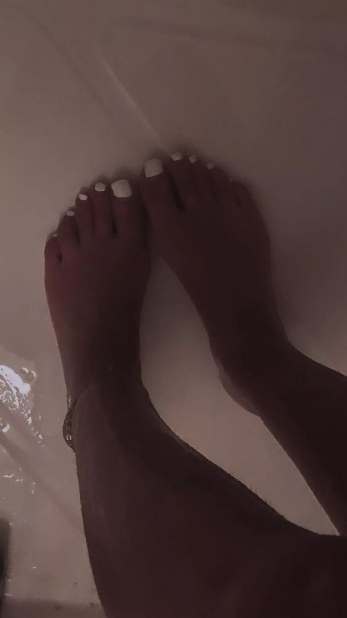 Take your tongue out and clean👅🦶