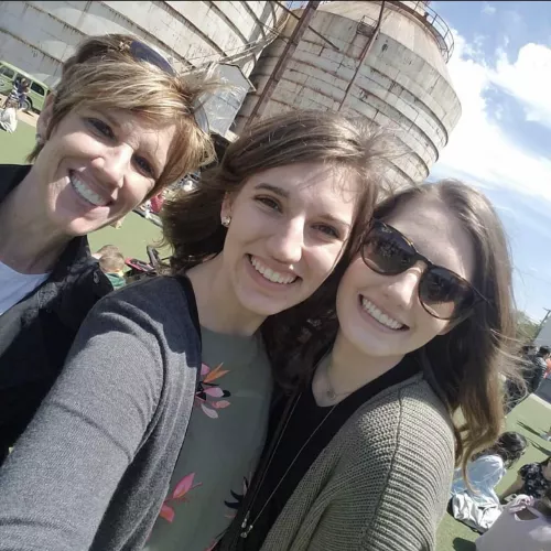 [3] mom and daughters, tell me who and why. Dms open