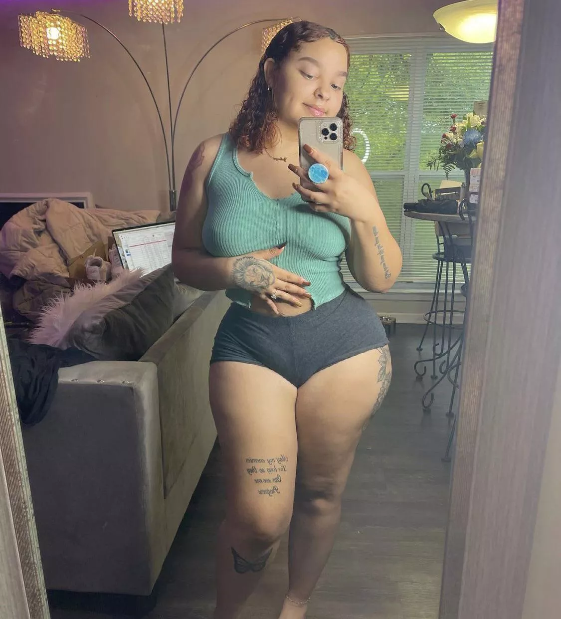 Available for video chats and sexting hmu if interested 💖