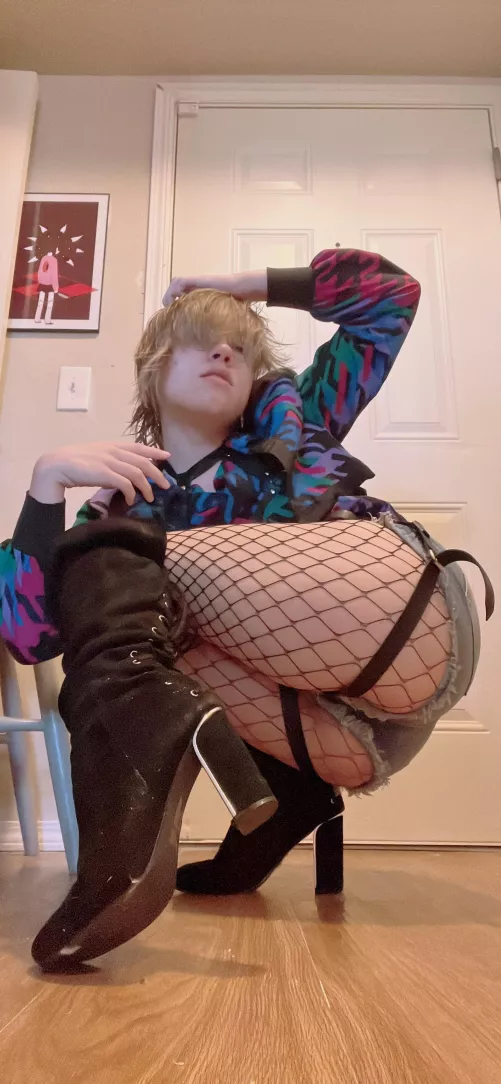 I wore fishnets for the first time and they own 0v0