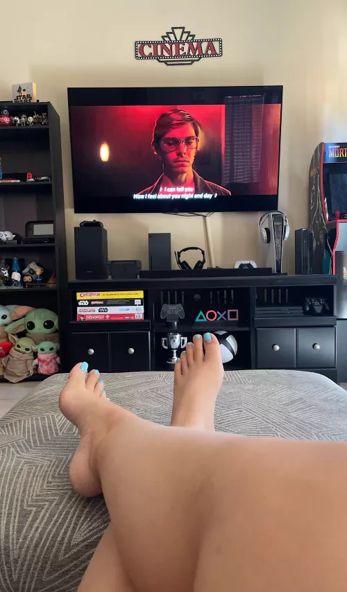 Netflix & rub my feet?🖤
