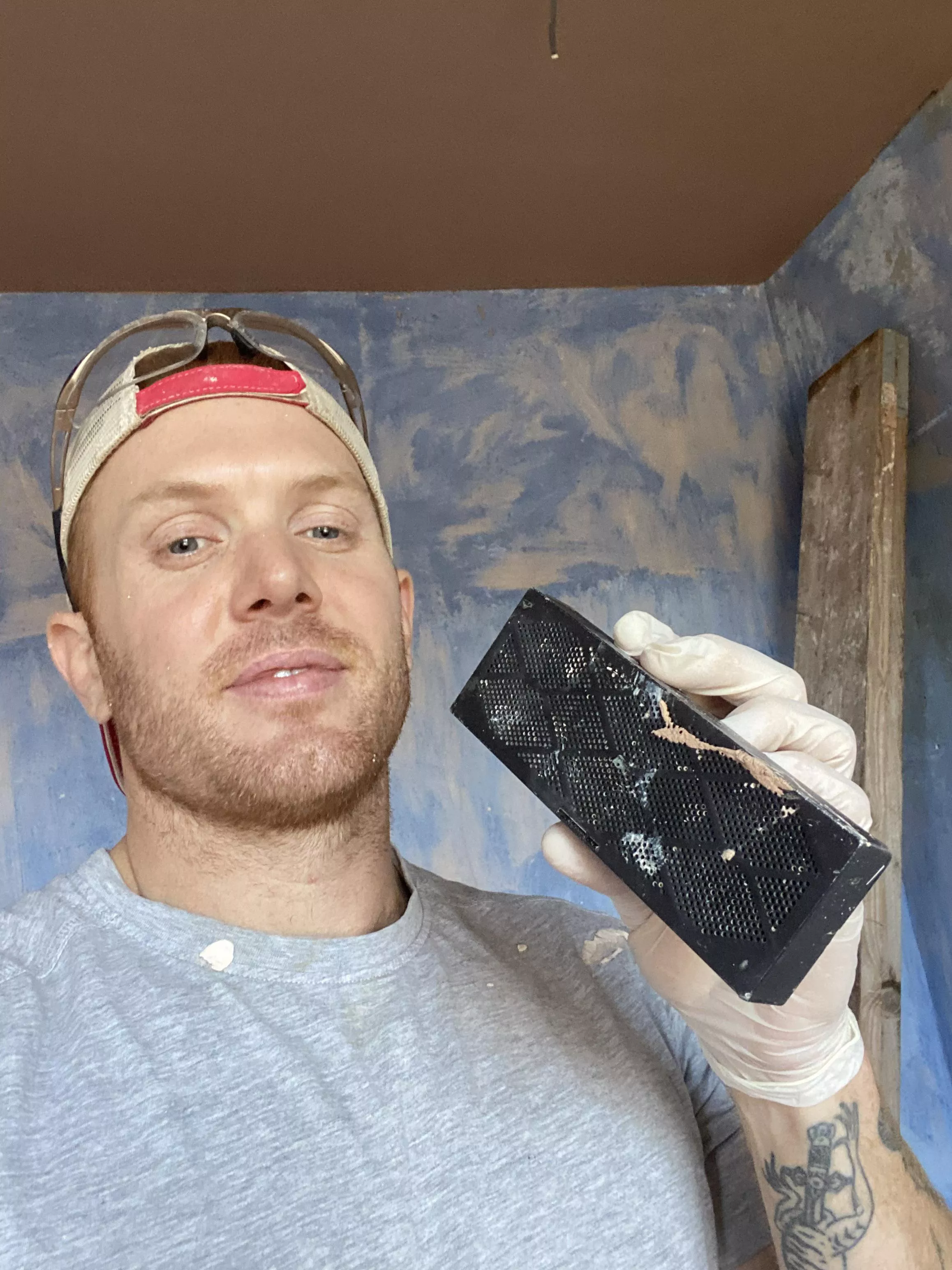 There’s a pun about “looking like a plasterer’s radio” (36)