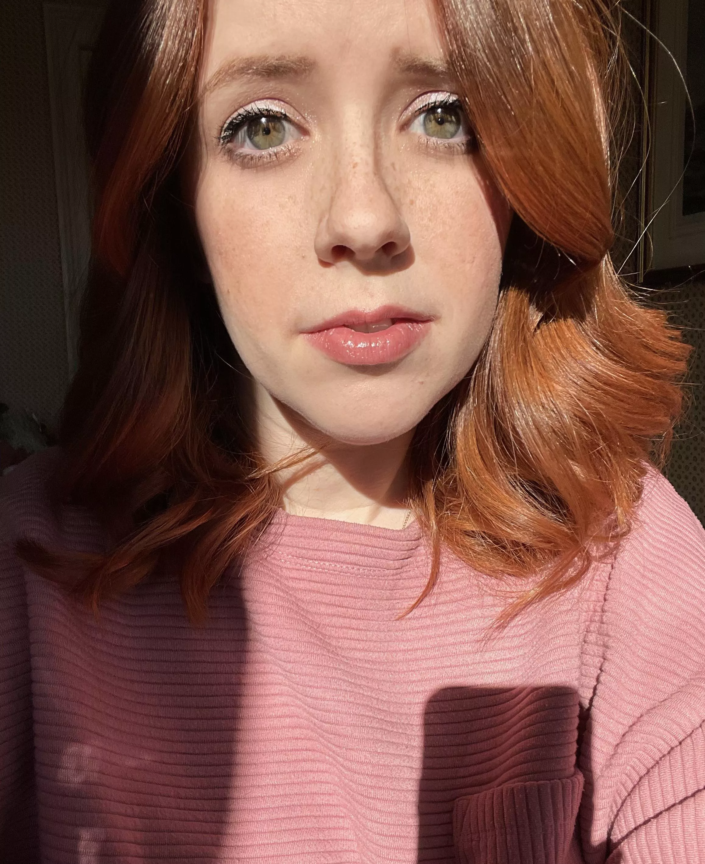 Happy Friday! What do you think of my haircut? 💕