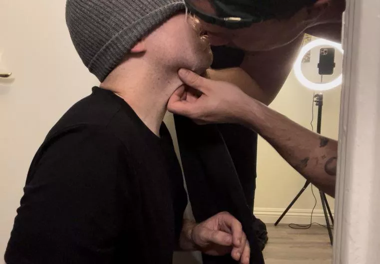 He licked the cum off my face after giving me a facial at my glory hole 🥵